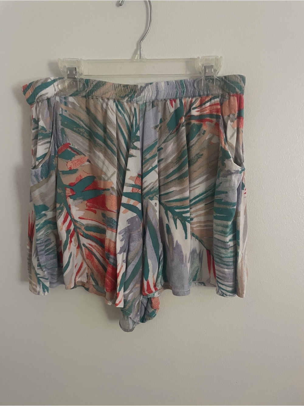 On The Road Teal, Coral & Tan Tropical Print Shorts Size M